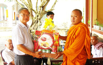 Bí thư Huyện ủy, Chủ tịch UBND huyện Tri Tôn  Cao Quang Liêm thăm các chùa Khmer nhân lễ Sene Dolta