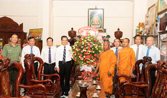 Bí thư Tỉnh ủy An Giang Lê Hồng Quang thăm và chúc mừng lễ Sen Dolta đồng bào dân tộc thiểu số Khmer tại huyện Tịnh Biên