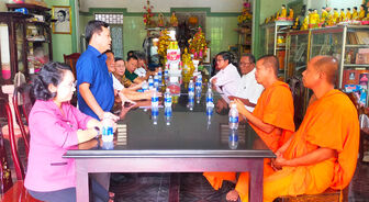 Huyện ủy Thoại Sơn thăm và tặng quà chúc mừng lễ Sen Dolta tại chùa KalBopRuk