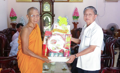 Bí thư Huyện ủy Tri Tôn thăm hòa thượng Chau Ty