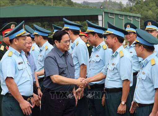 Thủ tướng Phạm Minh Chính thăm Trung đoàn không quân 921