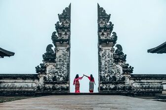 Xếp hàng 4 tiếng để được chụp hình "sống ảo" ở "cổng thiên đường" Bali