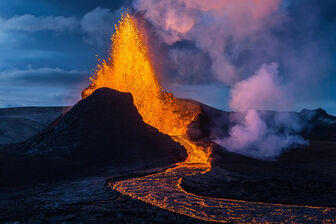 Đi xem dung nham núi lửa phun trào ngay trước mắt ở Iceland