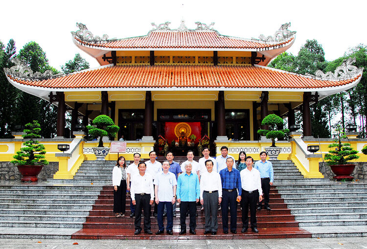 Chủ tịch Ủy ban Trung ương MTTQ Việt Nam Đỗ Văn Chiến viếng đền thờ Chủ tịch Tôn Đức Thắng
