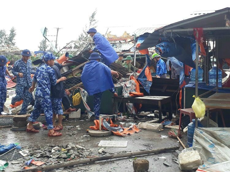 Lực lượng quân đội giúp dân khắc phục hậu quả mưa bão Noru