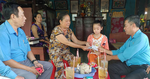 Liên đoàn Lao động tỉnh An Giang trao hỗ trợ 2 gia đình đoàn viên bị tai nạn giao thông qua đời