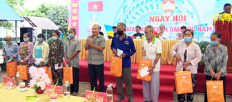 Trưởng ban Dân vận Tỉnh ủy An Giang Võ Nguyên Nam dự Ngày hội Đại đoàn kết tại huyện Phú Tân