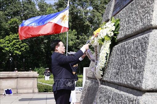 Chủ tịch Quốc hội đặt vòng hoa tại tượng đài Chủ tịch Hồ Chí Minh ở Thủ đô Manila