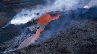 Ngọn núi lửa còn hoạt động lớn nhất thế giới bắt đầu phun trào