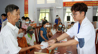 Hội Thầy thuốc trẻ tỉnh An Giang khám bệnh và phát thuốc miễn phí cho 200 người dân xã Tấn Mỹ (huyện Chợ Mới)