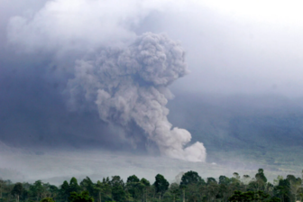 Nhật Bản ban bố cảnh báo sóng thần sau vụ phun trào núi lửa ở Indonesia