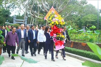 Trưởng bản tiêu biểu Việt - Lào xúc động khi thăm quê Bác Hồ