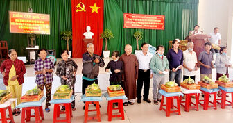 Tặng 1.000 phần quà Tết cho người nghèo, cận nghèo ở huyện An Phú