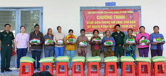 Tổ chức Chương trình “Xuân Biên phòng ấm lòng dân bản” ở xã Phú Lộc