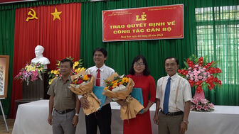 Trao quyết định bổ nhiệm lại chức danh Phó Giám đốc Trung tâm Y tế huyện Thoại Sơn