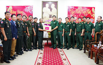 Bộ Tư lệnh Cảnh vệ Quân đội Hoàng gia Campuchia thăm, chúc Tết Bộ đội Biên phòng và Bộ Chỉ huy Quân sự tỉnh An Giang