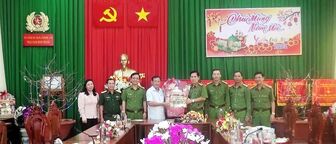 Chủ tịch UBMTTQVN tỉnh An Giang Nguyễn Tiếc Hùng thăm, tặng quà Tết cán bộ, chiến sĩ Trại giam Định Thành