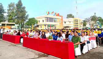 Gần 1.000 người tham gia “Lễ hội Xuân hồng” 2023 tại huyện Phú Tân