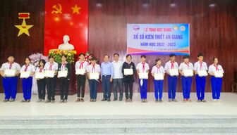 Trao 171 suất học bổng Xổ số Kiến thiết An Giang năm học 2022-2023 cho học sinh huyện Tịnh Biên