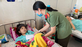 Công an Long Xuyên trao quà Tết cho 60 bệnh nhân bị bệnh hiểm nghèo có hoàn cảnh khó khăn