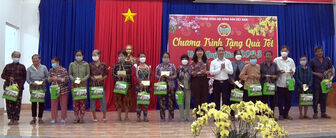 Trung ương Hội Nông dân Việt Nam tặng quà cho hội viên nông dân nghèo huyện Phú Tân