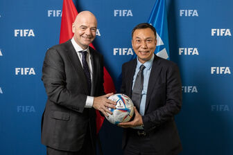 Chủ tịch FIFA trao cúp vô địch AFF Cup 2022 trên sân Thammasat