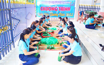 Gói 2.000 đòn bánh tét tặng lực lượng vũ trang huyện Tịnh Biên