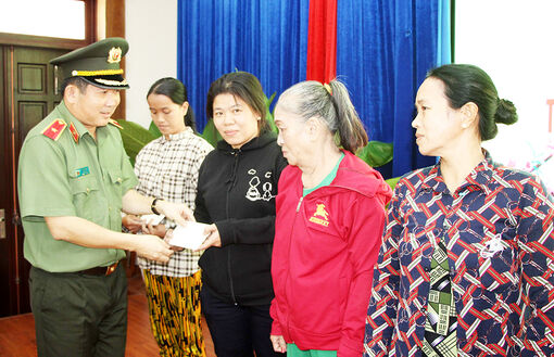 Đoàn đại biểu Quốc hội An Giang và thiếu tướng Đinh Văn Nơi, Giám đốc Công an Quảng Ninh tặng 1.200 phần quà Tết cho người dân An Giang