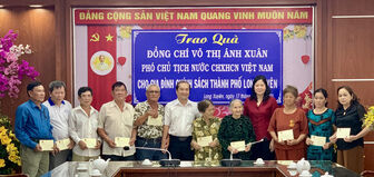10 gia đình chính sách ở TP. Long Xuyên nhận quà Tết của Phó Chủ tịch nước Cộng hòa Xã hội Chủ nghĩa Việt Nam Võ Thị Ánh Xuân