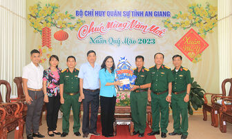 Bí thư Thành ủy, Chủ tịch UBND TP. Long Xuyên thăm chúc Tết cơ quan, lực lượng vũ trang, mẹ Việt Nam Anh hùng