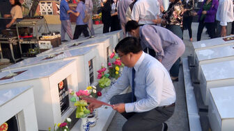 Lãnh đạo huyện Phú Tân viếng nghĩa trang liệt sĩ