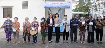 250 người dân Châu Phú bị ảnh hưởng bởi dịch bệnh COVID-19 được nhận quà Tết