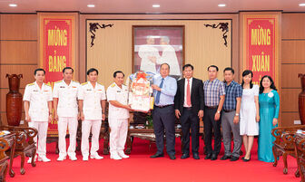 Lữ đoàn 962 và Hội Tương tế người Hoa tỉnh chúc Tết UBND tỉnh An Giang đầu năm mới