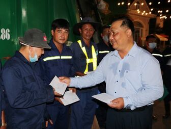 Lãnh đạo huyện Châu Thành thăm, tặng quà công nhân vệ sinh môi trường đêm giao thừa