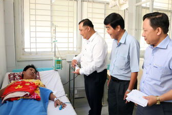 Thăm, tặng quà bệnh nhân đang điều trị tại Trung tâm Y tế huyện Châu Thành