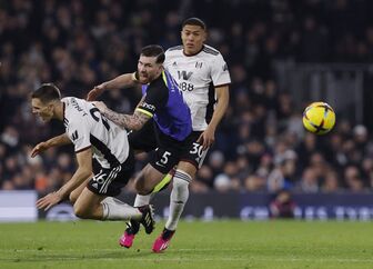 Harry Kane ghi bàn sánh ngang huyền thoại, Tottenham hâm nóng cuộc đua Top 4