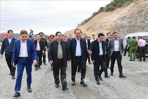 Thủ tướng kiểm tra dự án xây dựng đường bộ cao tốc Nha Trang - Cam Lâm