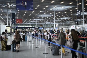 Pháp gia hạn quy định kiểm soát dịch COVID-19 đối với người nhập cảnh từ Trung Quốc