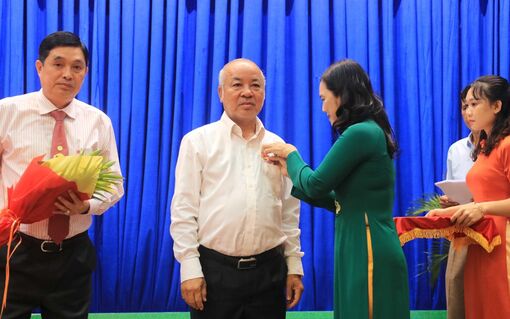 Thành ủy Long Xuyên kỷ niệm 93 năm Ngày thành lập Đảng Cộng sản Việt Nam, trao Huy hiệu Đảng đợt 3-2 và công bố các quyết định khen thưởng năm 2022