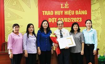 Thành ủy Long Xuyên trao Huy hiệu Đảng tại nhà cho đảng viên