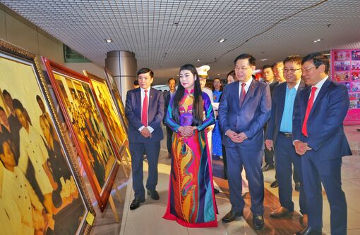 Chủ tịch Quốc hội Vương Đình Huệ tham quan Hội báo Xuân và triển lãm tranh, ảnh nghệ thuật “Vĩnh Phúc - 60 năm hành trình khát vọng”