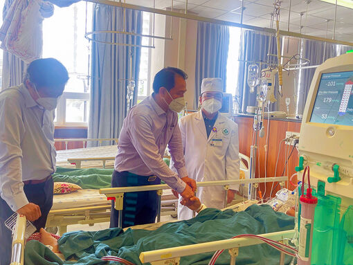 Giám đốc Sở Y tế An Giang Trần Quang Hiền thăm bệnh nhân bị ngộ độc đang điều trị tại Bệnh viện Đa khoa Trung tâm An Giang