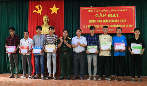 Gặp mặt thanh niên huyện Tri Tôn nhập ngũ năm 2023