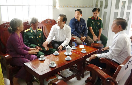 Bí thư Tỉnh ủy An Giang Lê Hồng Quang thăm anh hùng Hai Cư