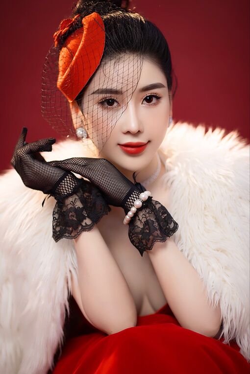 Hoa hậu Trịnh Thanh Hồng tung bộ ảnh rực rỡ dịp Valentine, nhan sắc khiến fan đốn tim