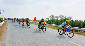 Khai mạc Giải đua xe đạp mở rộng chào mừng Lễ hội Văn hóa truyền thống huyện Châu Phú lần thứ XXI