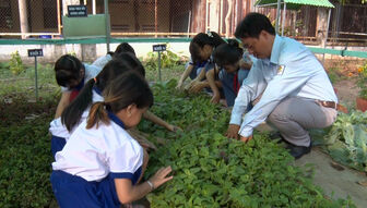 Dạy chữ gắn với lao động sản xuất