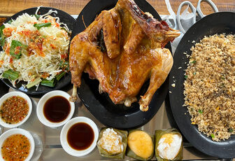 Thưởng thức đặc sản gà đốt lá chúc- một trong 121 món ăn tiêu biểu Việt Nam