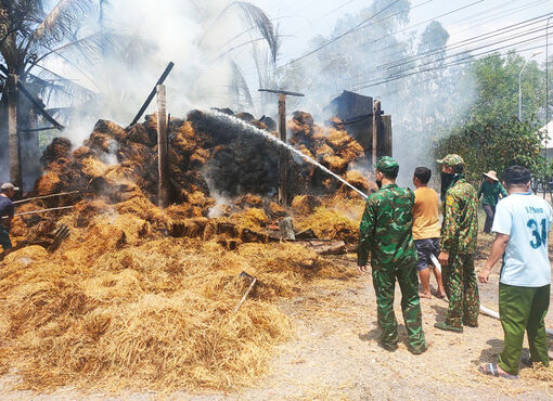 Cháy kho chứa rơm tại xã Vĩnh Gia
