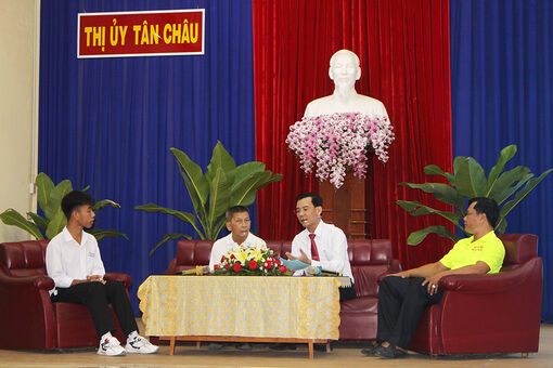 UBND TX. Tân Châu họp mặt biểu dương các tấm lòng thiện nguyện